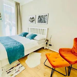 Colorful & Quiet In Beautiful Viennese Building Apartament
